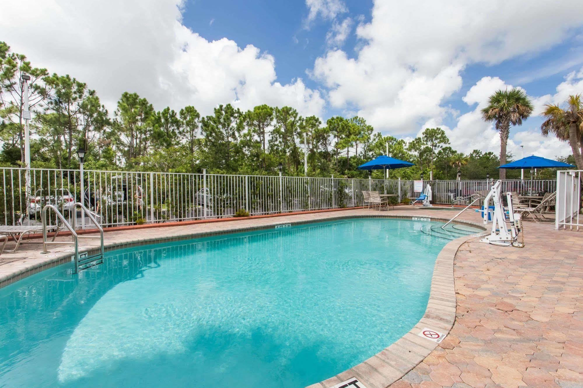 Days Inn & Suites By Wyndham Fort Pierce I-95 Exteriér fotografie